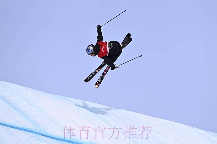 滑雪世界杯瑞士莱克斯站：谷爱凌坡面障碍技巧夺冠